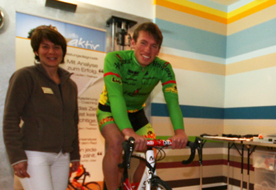 Gigi Bernhard mit Jan Niklas Droste nach der Radvermessung