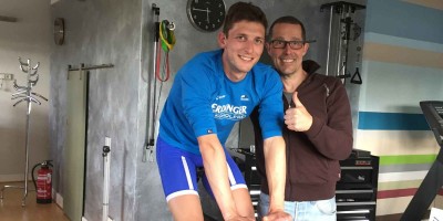 Flo-Angert-und-Burkhard-Barsikow-beim-Bikefitting-in-der-villa-aktiv