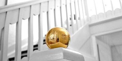 Diese goldene Kugel ziert das Treppenhaus der villa